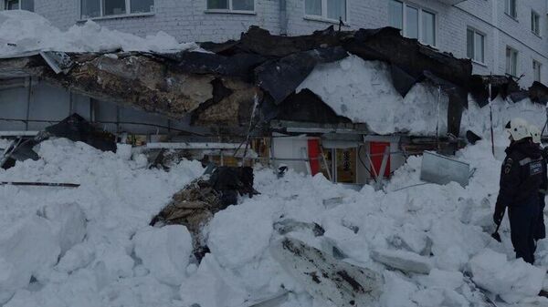 Место происшествия, где у одного из магазинов обвалилась крыша в Казани