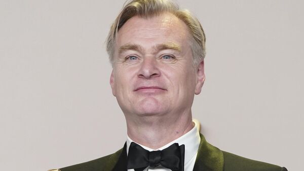 Режиссер Кристофер Нолан с премиями Оскар за фильм Оппенгеймер. 11 марта 2024