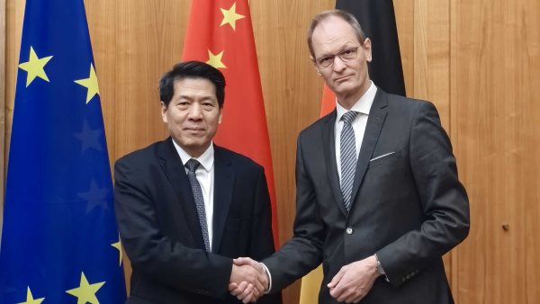 Специальный представитель КНР по делам Евразии Ли Хуэй на встрече с статс-секретарем МИД Германии Томасом Баггером