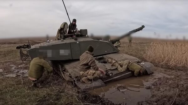 Украинский танк Challenger 2 увяз в грязи во время демонстрационного заезда для журналистов