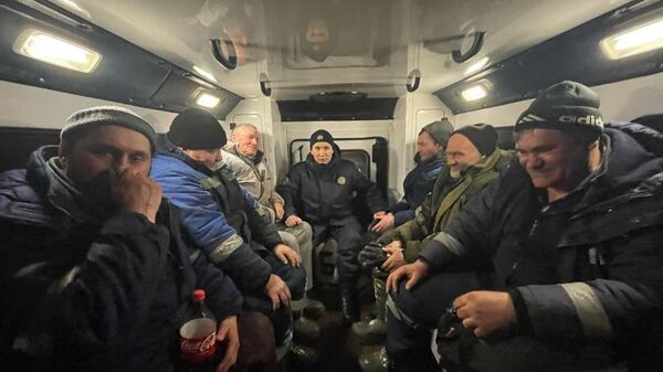 Операция по спасению застрявших в снежном заносе в районе Каргалинского водохранилища рыбаков в Казахстане