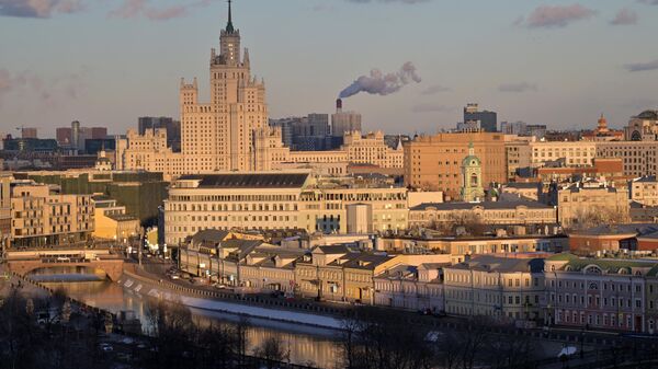 Вид на Котельническую набережную в Москве