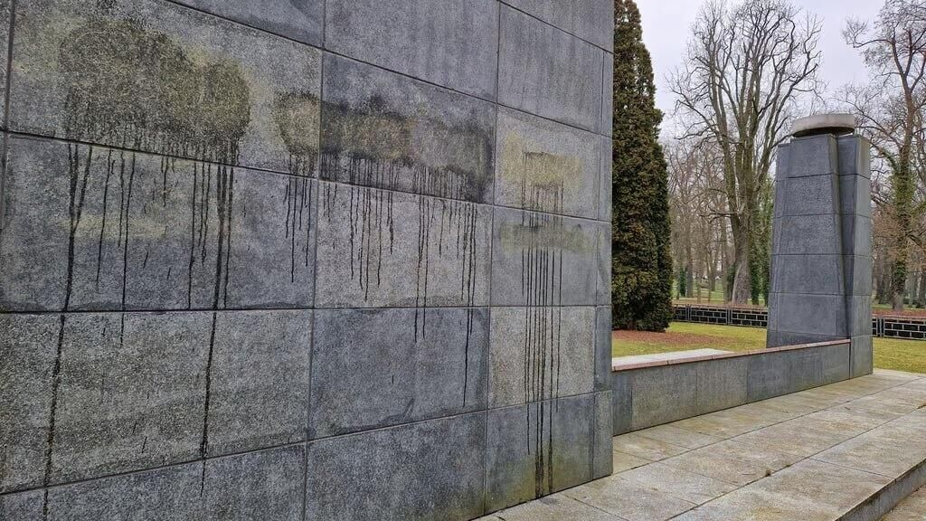 Советский воинский мемориал, оскверненный неизвестными в городе Пренцлау на северо-западе Германии - РИА Новости, 1920, 11.03.2024