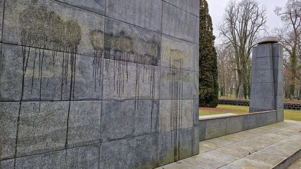 Советский воинский мемориал, оскверненный неизвестными в городе Пренцлау на северо-западе Германии1