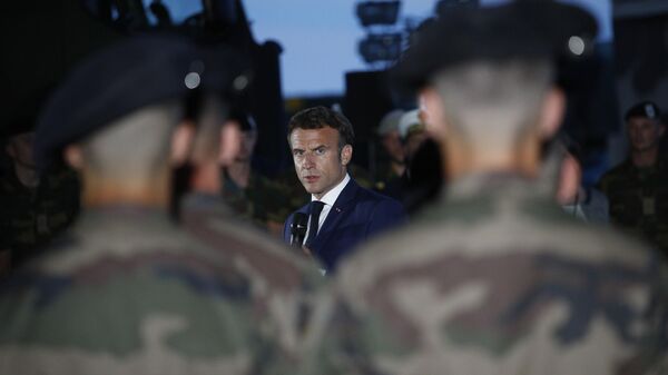 Президент Франции Эммануэль Макрон беседует с французскими солдатами