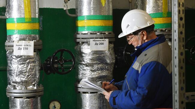 Сотрудник центрального теплового пункта ПАО МОЭК  (Московская объединённая энергетическая компания) во время работы