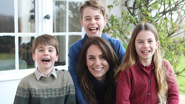Принцессы Уэльская Кейт Миддлтон с детьми