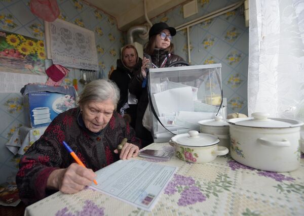 Жительница города голосует на выездном голосовании в Донецке в первый день досрочного голосования на выборах президента РФ в ДНР