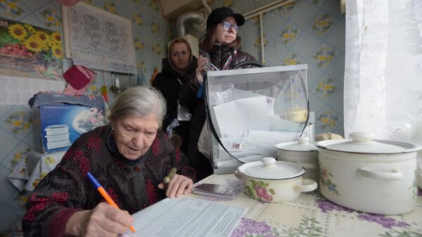 Жительница города голосует на выездном голосовании в Донецке в первый день досрочного голосования на выборах президента РФ в ДНР