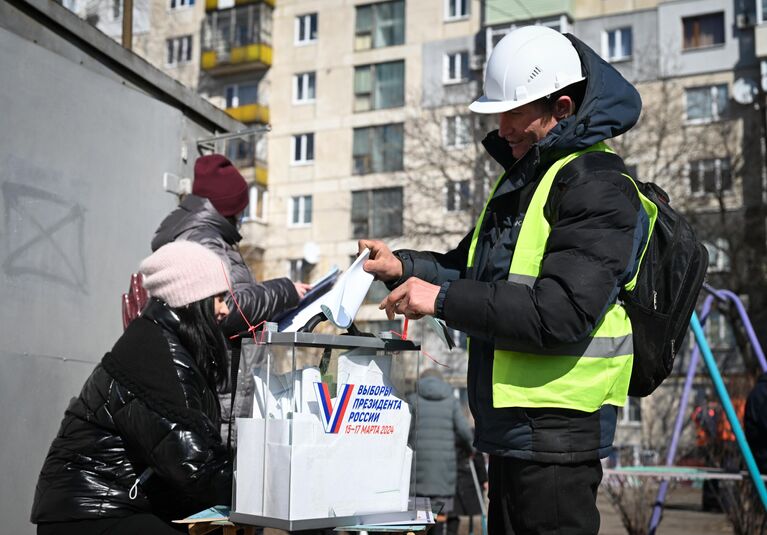 Житель города голосует на выездном голосовании в Лисичанске в первый день досрочного голосования на выборах президента РФ в ЛНР