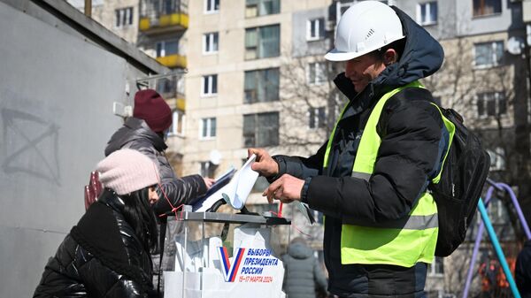 Житель города голосует на выездном голосовании в Лисичанске в первый день досрочного голосования на выборах президента РФ в ЛНР