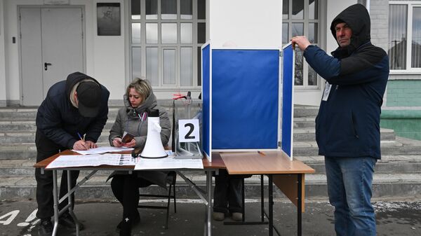 Выездное голосование в Северодонецке в первый день досрочного голосования на выборах президента РФ в Луганской народной республике