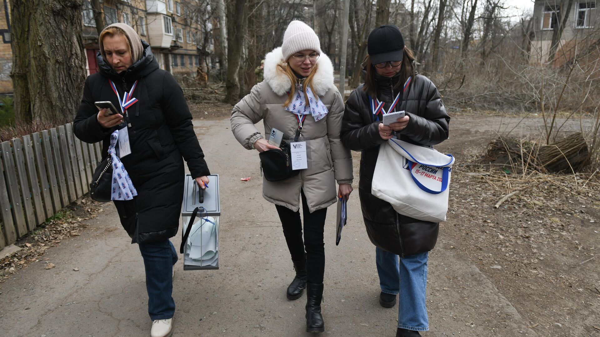 Члены избирательной комиссии на выездном голосовании в Донецке на досрочном голосовании на выборах президента РФ в Донецкой народной республике - РИА Новости, 1920, 12.03.2024