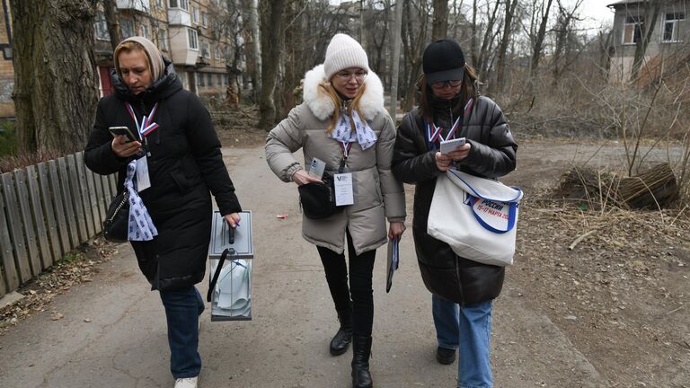 Члены избирательной комиссии на выездном голосовании в Донецке в первый день досрочного голосования на выборах президента РФ в Донецкой народной республике