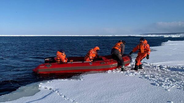 Сотрудники МЧС России спасли рыбака в Охотском море