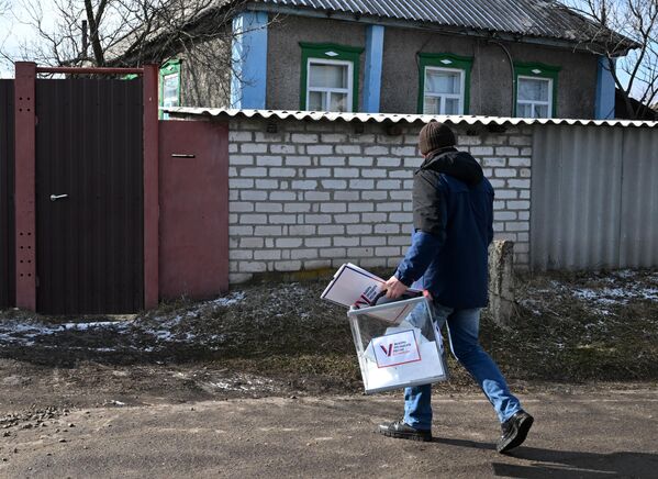 Член избирательной комиссии на выездном голосовании в Северодонецке в первый день досрочного голосования на выборах президента РФ в Луганской народной республике