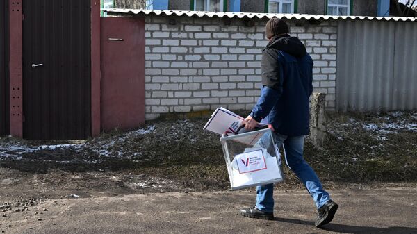 Член избирательной комиссии на выездном голосовании в Северодонецке в первый день досрочного голосования на выборах президента РФ в Луганской народной республике