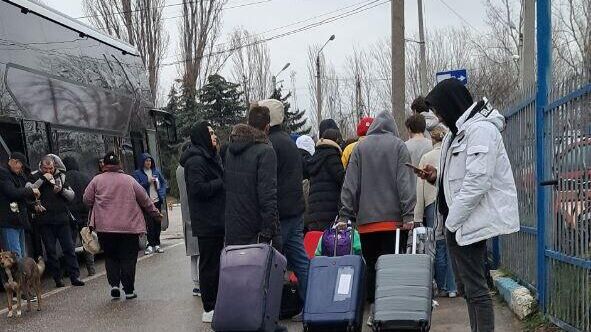 Делегация молдавской партии Возрождение, приехавшая с ВФМ на пограничном пункте пропуска в Костештах - РИА Новости, 1920, 12.03.2024