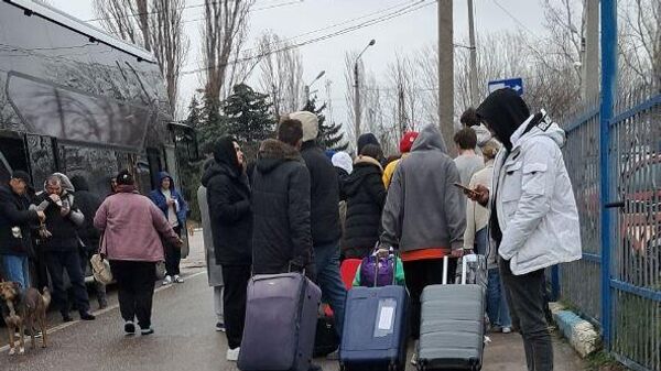 Делегация молдавской партии Возрождение, приехавшая с ВФМ на пограничном пункте пропуска в Костештах
