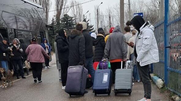 Делегация молдавской партии Возрождение, приехавшая с ВФМ на пограничном пункте пропуска в Костештах - РИА Новости, 1920, 12.03.2024