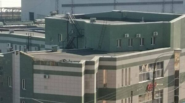 Место падения беспилотника на крышу торгового центра в Белгороде