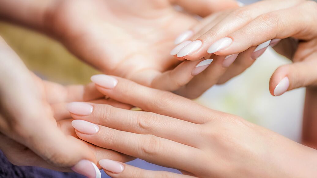 Новогодний маникюр 2026: цвета и идеи дизайна для года Огненной Лошади