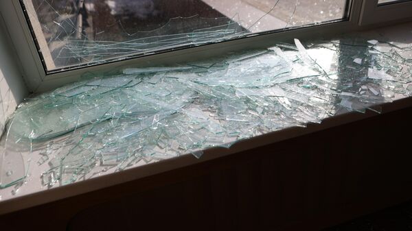 Разбитое окно в здании мэрии Белгорода в результате атаки украинского беспилотника