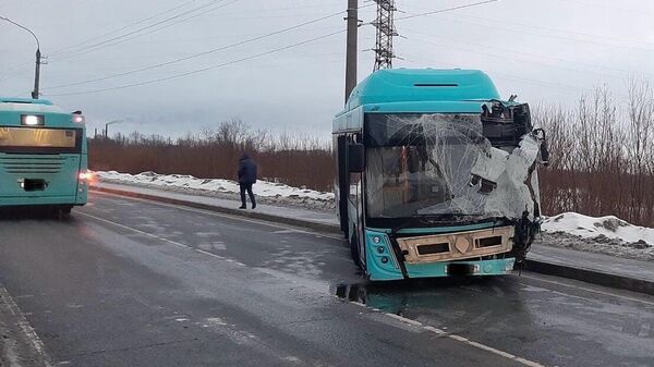 Место происшествия, где водитель автобуса въехал в световую опору в Архангельске. 12 марта 2024