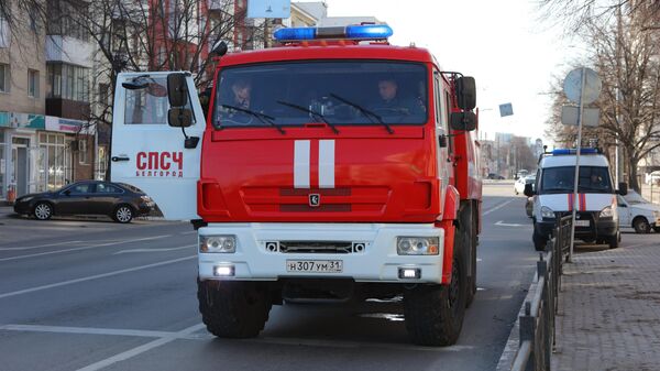 Пожарный автомобиль на месте атаки в Белгороде