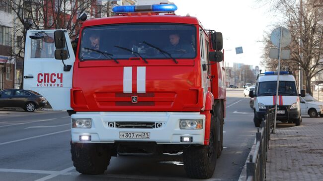 Пожарный автомобиль на месте атаки в Белгороде
