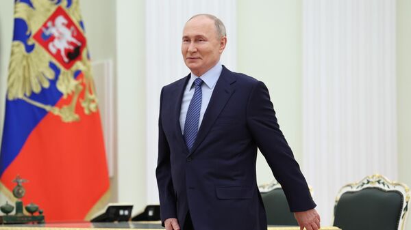 Президент РФ Владимир Путин перед началом встречи с победителями конкурса управленцев Лидеры России