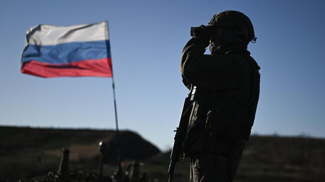 Российский военнослужащий ведет боевую работу в зоне СВО