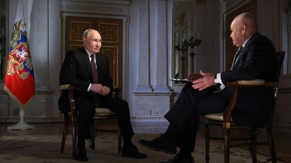 Президент России Владимир Путин во время интервью журналисту Дмитрию Киселеву