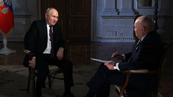 Президент РФ Владимир Путин во время интервью генеральному директору медиагруппы Россия сегодня Дмитрию Киселеву в Москве