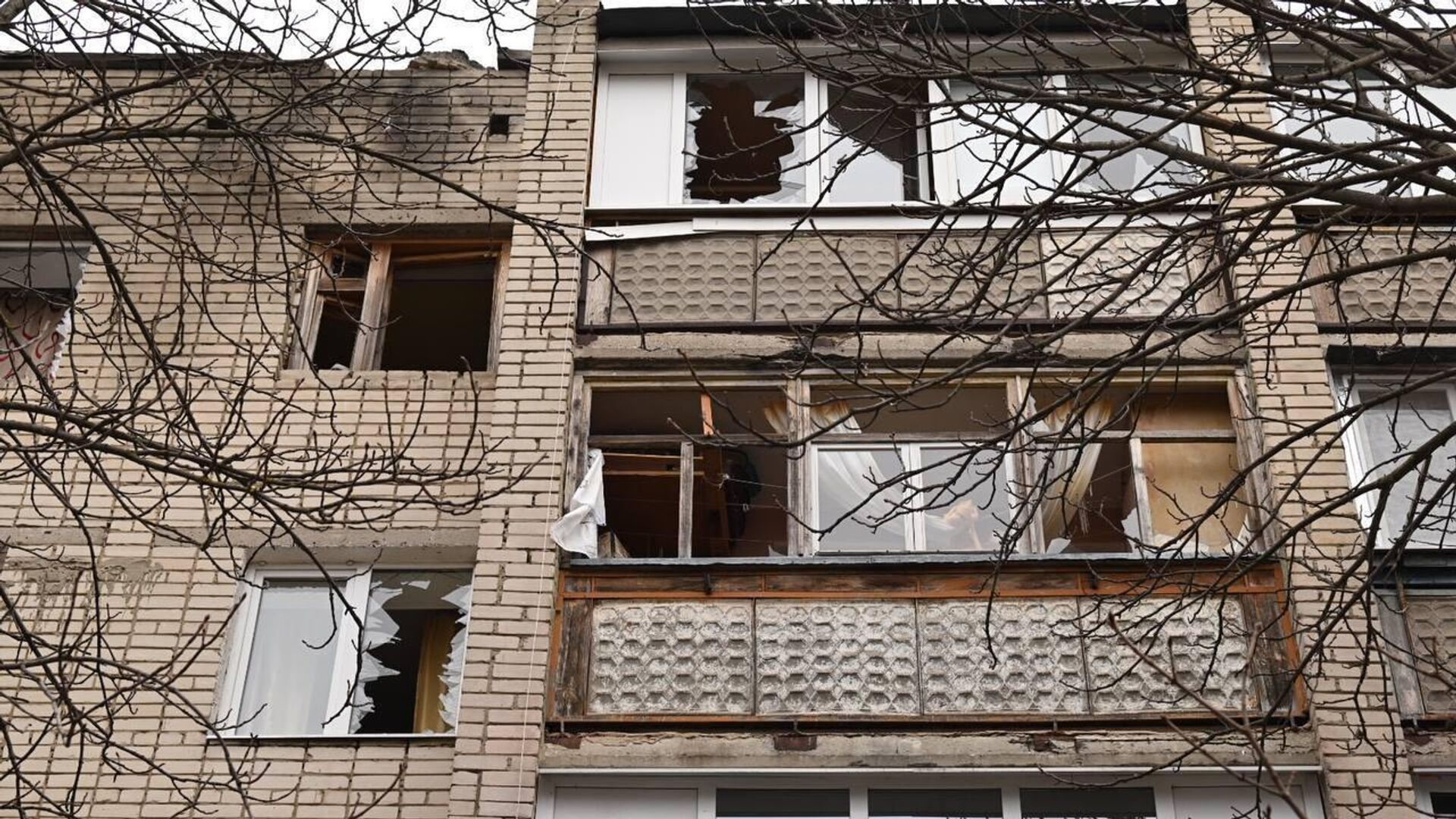 Последствия атаки беспилотника ВСУ на многоквартирный дом в Белгороде - РИА Новости, 1920, 13.03.2024