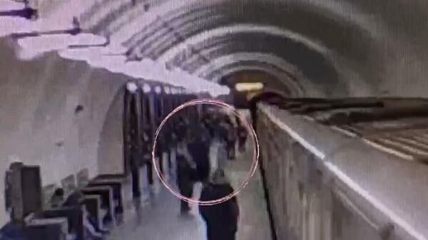 Момент нападения мужчины с ножом на девушку в метро