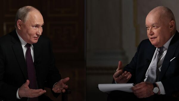Владимир Путин во время интервью генеральному директору медиагруппы Россия сегодня Дмитрию Киселеву в Москве