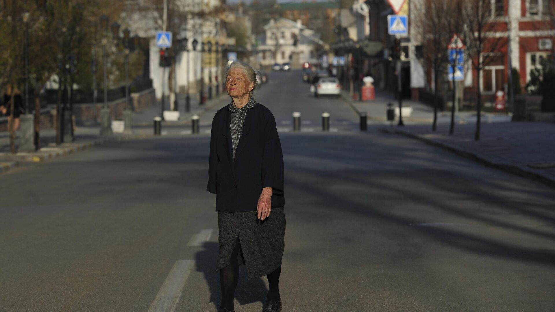 Женщина на улице Советская в Астрахани - РИА Новости, 1920, 22.12.2025