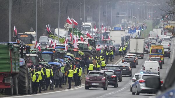 Польские фермеры блокируют дорогу тракторами во время акции протеста