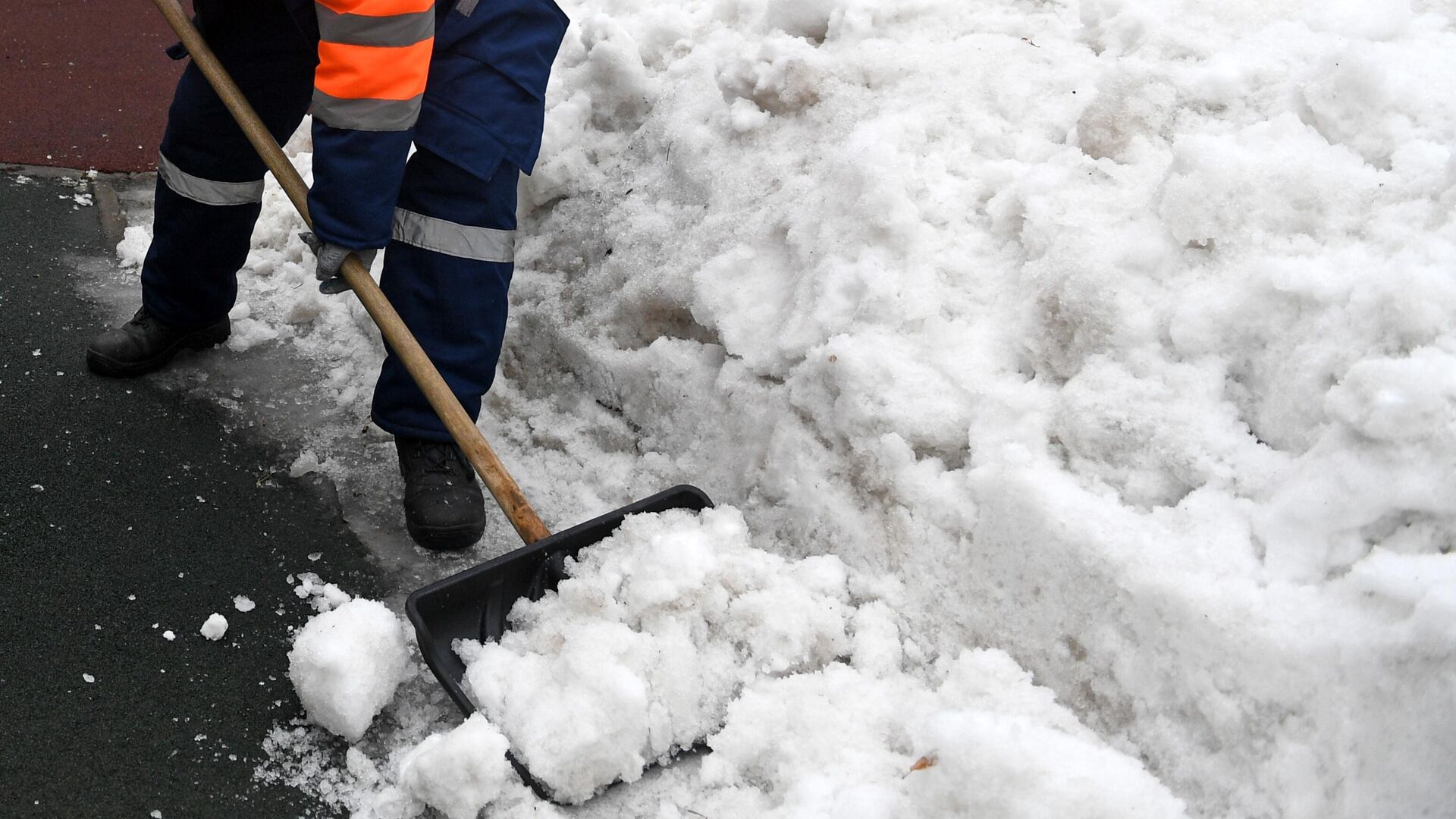 В Москве продолжают уборку снега с газонов - РИА Новости, 13.03.2024