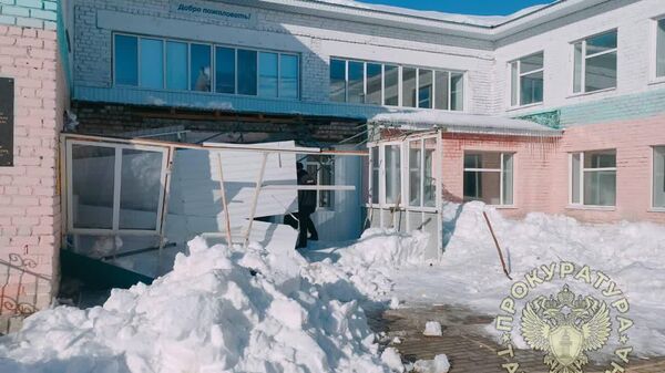 Последствия схода снега с крыши школы в Дрожжановском районе Татарстана