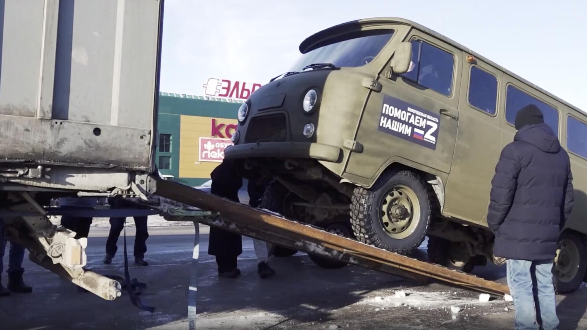 Погрузка автомобилей повышенной проходимости в Вологодской области для войсковых частей СВО - РИА Новости, 1920, 13.03.2024