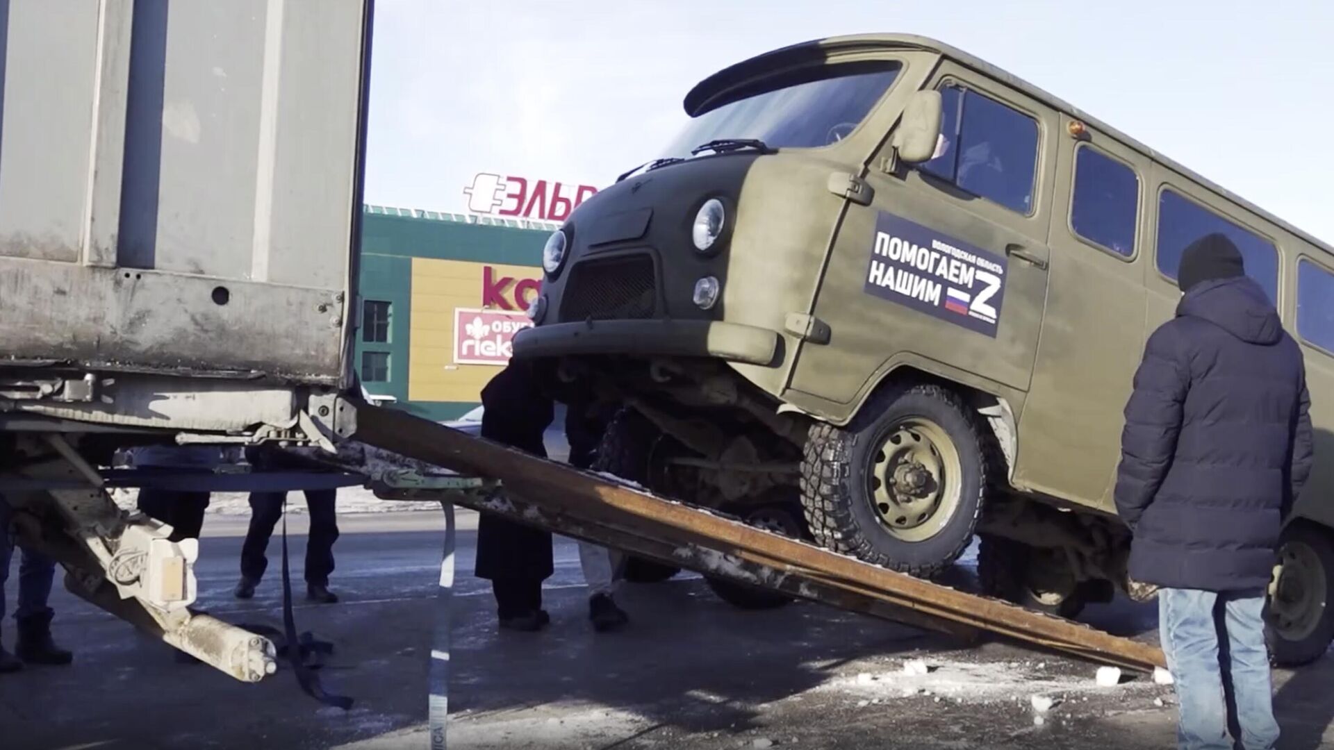 Погрузка автомобилей повышенной проходимости в Вологодской области для войсковых частей СВО - РИА Новости, 1920, 13.03.2024