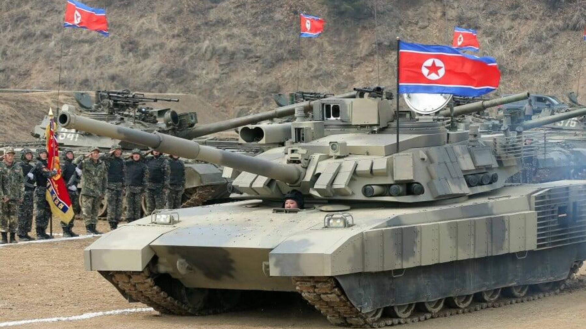 Лидер КНДР Ким Чен Ын тестирует новейший северокорейский танк  - РИА Новости, 1920, 14.03.2024