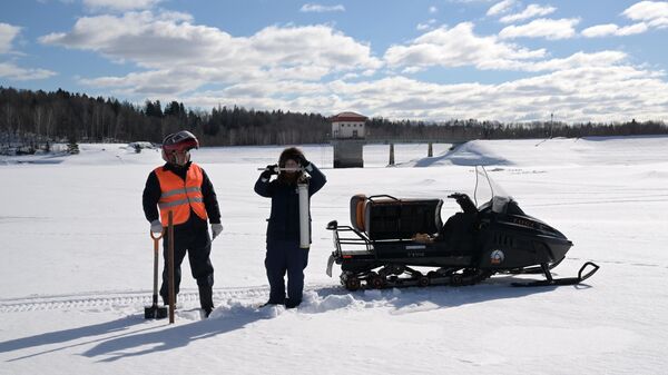 Сотрудники Истринского гидротехнического узла замеряют толщину снежного покрова на прилегающей к узлу территории