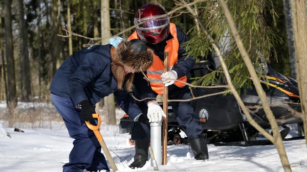Сотрудники Истринского гидротехнического узла замеряют толщину снежного покрова на прилегающей к узлу территории