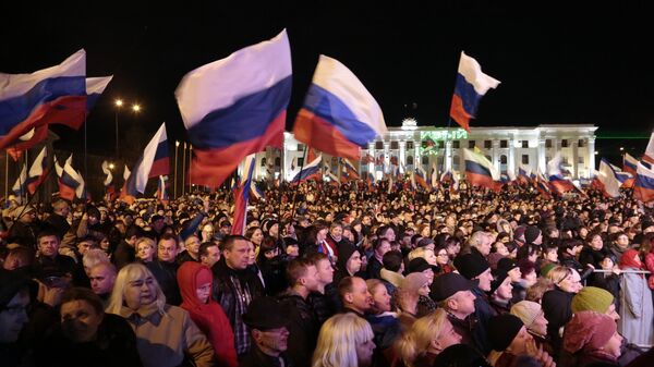 Жители Симферополя на концерте Крым-Весна, который проходит на площади Ленина в центре города, в ожидании объявления итогов референдума о статусе Крыма
