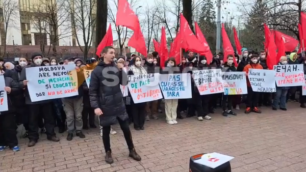 Протестующие у парламента Молдавии потребовали отставки премьера Дорина Речана