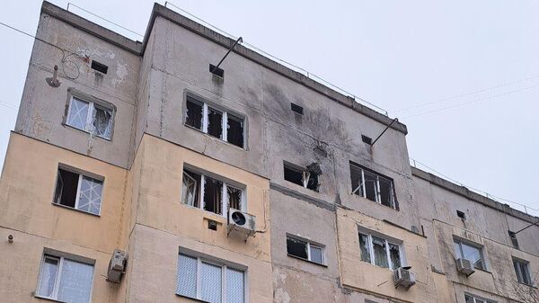 Последствия атаки дронами-камикадзе жилого дома в Новой Каховке
