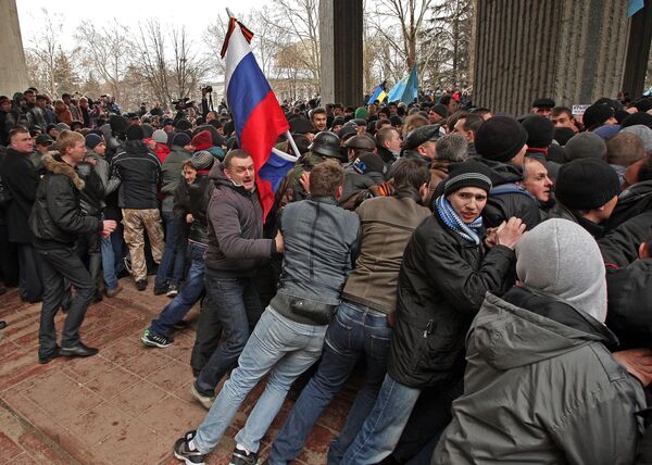 Участники митинга у здания Верховного совета Крыма в Симферополе